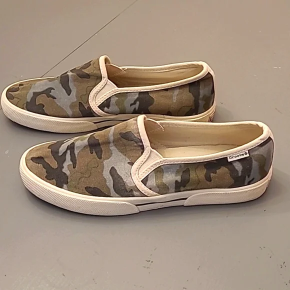 Groove Women's 7 Camo Slip-on Sneakers - Picture 2 of 14
